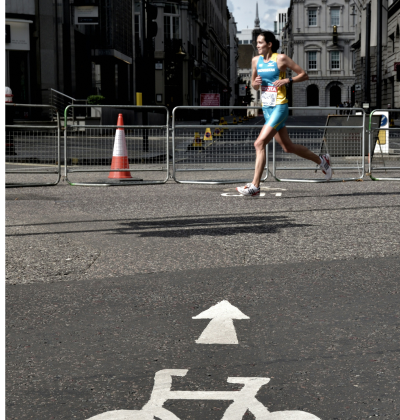 Coureuse pendant un marathon en ville